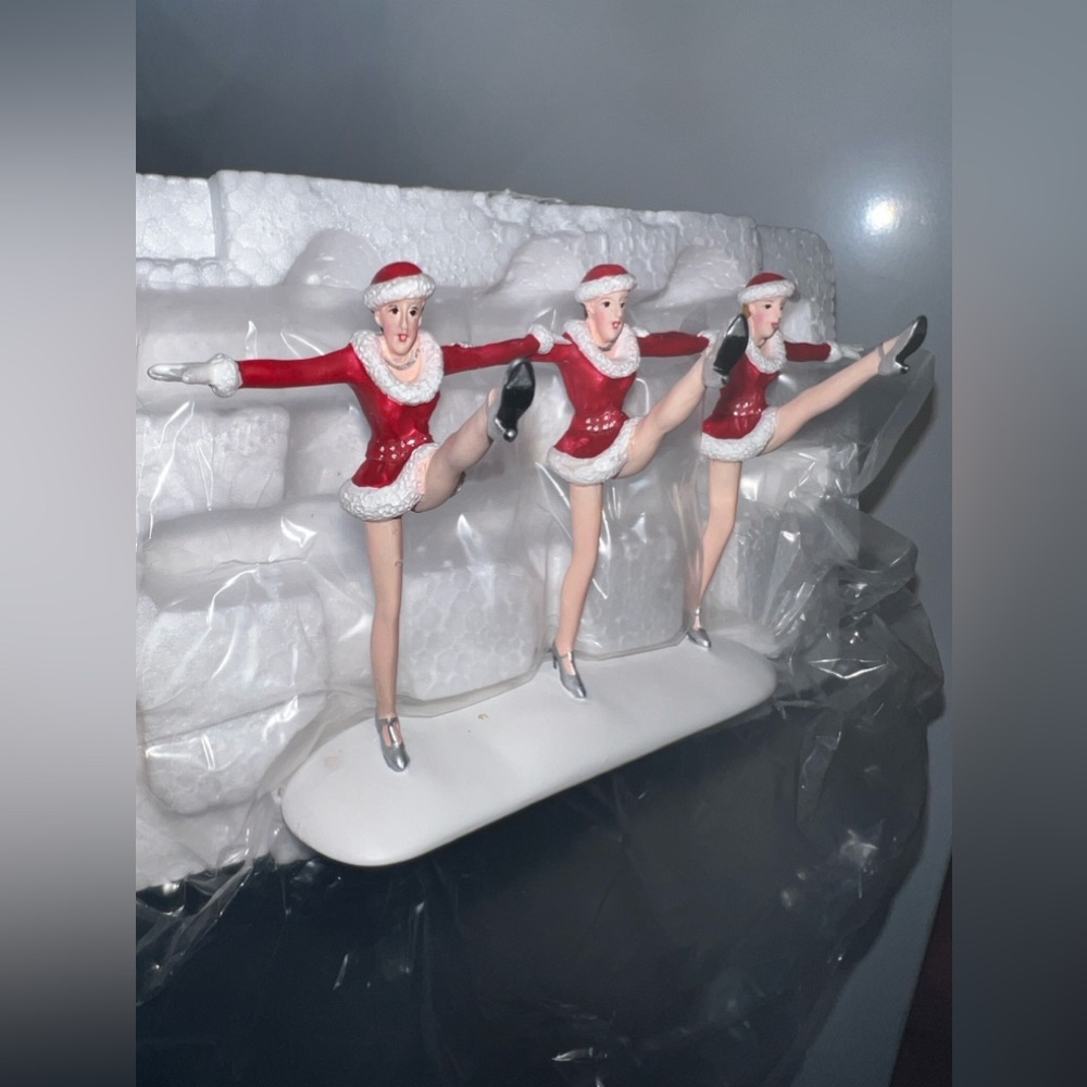 2002 Department 56 SnowVillage new unboxed!